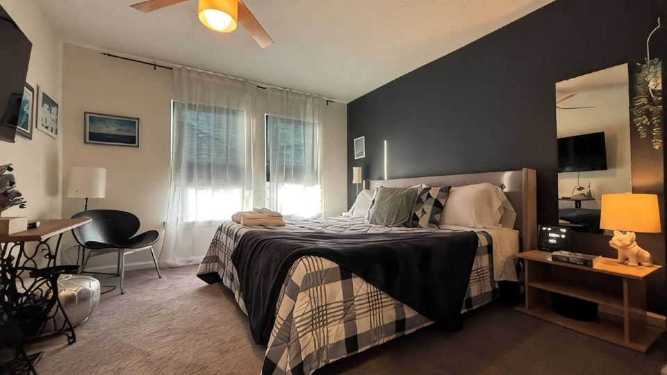 LiveWorkPlaynearTruistPark- privacy, updated kitchen, fast Wi-Fi & YouTubeTv