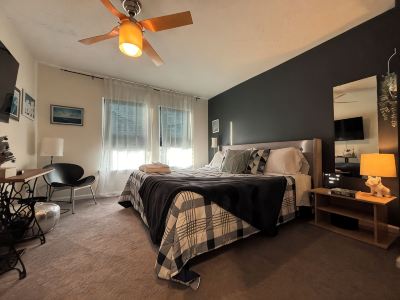 LiveWorkPlaynearTruistPark- privacy, updated kitchen, fast Wi-Fi & YouTubeTv