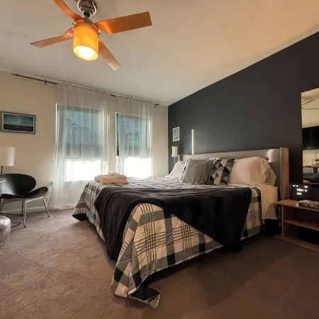 LiveWorkPlaynearTruistPark- privacy, updated kitchen, fast Wi-Fi & YouTubeTv