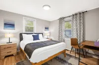 10 Min to NRG Park with Private Deck, Movie Nights & Fire Pit - Boutique