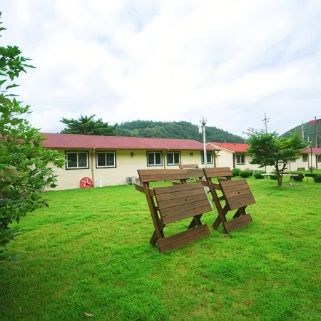 Jeongdongjin Sanseong Pensiontel Отели рядом с достопримечательностью «Парк Hourglass»