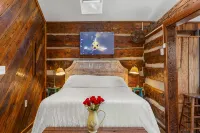 Hot Tub, Private, Rustic Elegance, Visit Barn Animals, Hammocks, 10Miles to Avl. - 샬레 호텔