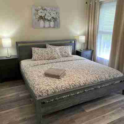 Luxury Pocono Home•Private Heated Pool•Hot Tub•10Min to Camelback Resort Rooms