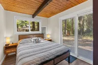 FREE Hot Tub Use + LV 2 EV Charging! Cozy Cabin - 5 min from Belfair State Park - Chalets