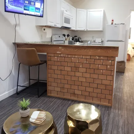 Downtown Stay at the Blue Tiny Twin