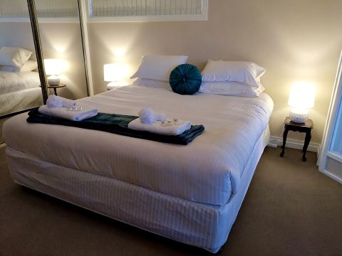 Great for couples + walk to cellar doors