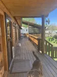 Cozy, Quiet Small Town Log Home. With Beautiful Mountain View. - Boutique