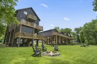 Riverfront Cabin Retreat - Cabin #2 of 5 - Sleeps 4 - Boutique