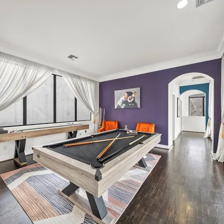 Luxe Kirby Retreat. Heated Pool, King Suites & Games. Secluded, Central Setting