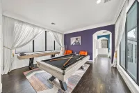 Luxe Kirby Retreat. Heated Pool, King Suites & Games. Secluded, Central Setting - Private Pools