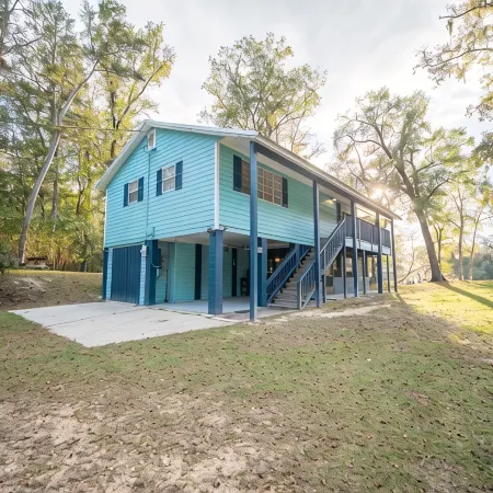 "FLOATS MY BOAT"- Suwannee River Home in Branford, FL, near area Springs, too!