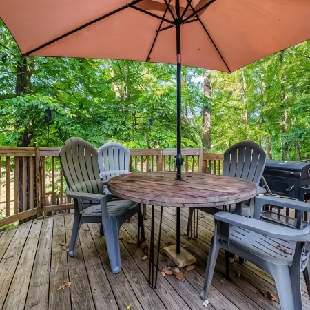 Lakeside Pet Friendly Cabin w/ Hot tub Game Rm Fireplace Elec Vehicle Charger