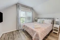 Crab Shack in Town-Walk to beach and restaurants-Sleeps 6 - 4-Star