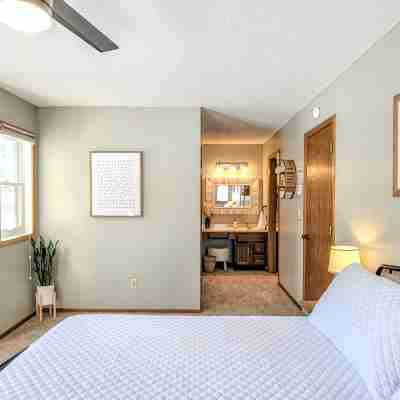 Breezy Hills - Unit 4; Lake Bemidji, King Bed, Kayaks, PB Trail Private Access Rooms