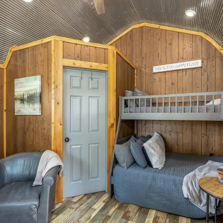 The Cowskin Bunkhouse - Lakeview Getaway - perfect for fishermen/small families!