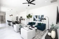 THE LOUNGE. Heated Pool! 10 Minutes to 5th Ave and Beach! - 프라이빗 풀