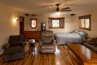 Relaxing cabin on Beaver Lake,  by Namekagon River and close to Hayward - Chalets
