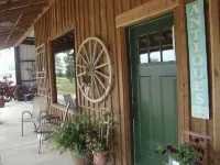 Southern Comfort Cabin- minutes from the river and the lake! - 2-Star