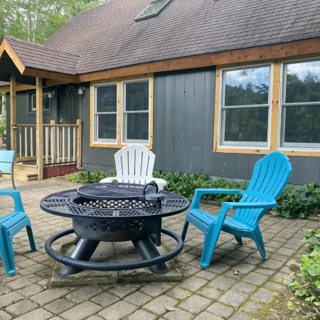 Pet Friendly Stowe Retreat • 7 Mins to Mountain & Village • Firepit • Sleeps 8
