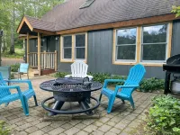 Pet Friendly Stowe Retreat • 7 Mins to Mountain & Village • Firepit • Sleeps 8 - Chalet