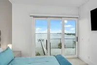 Riverview Oasis- Riverfront Paradise with Dock, Elevator, Private Pool & Kayaks - พร้อมระเบียง