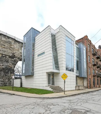 Modern Home in the Heart of Cleveland Flats - balcony