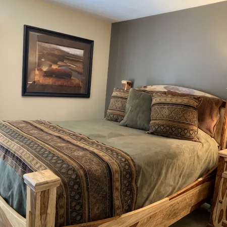 Year-round resort condo minutes from skiing, lake, golf, pool, sleeps 6
