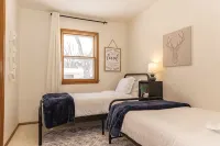 A Cozy Updated 3 Bedroom Home! - Wifi