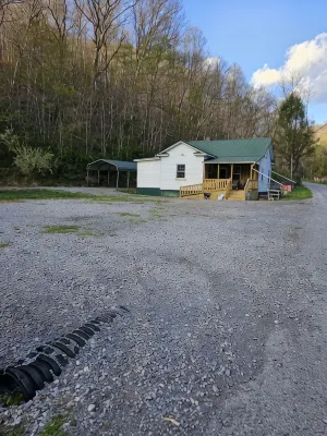 Spacious riding retreat 4 BR Outlaw House/ ATV Riding 10beds-Large Parking - Wi-Fi