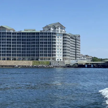9108 Towers! Quiet! Elevators, indoor pool. Oct-May Travel Nurses welcome!!