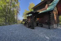 Spectacular year-round views of Smokey Mountain National Park from a D-Log Cabin - 4-Star