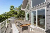 The Jetty House - Hot Tub, Walk to Beach, Sleeps 10, Pets Allowed - 4-Star