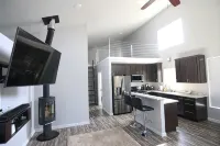 Lake front - 2 bedroom, 1 loft home with hot tub - Homestays