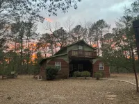 Waterfront Cabin off I-95 in Lumberton with WiFi, Foosball, Kayaks, Pet-friendly - 3성급