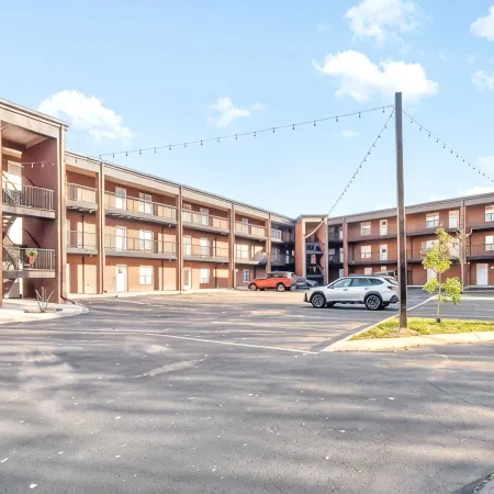 Charming 2-bedroom dog-friendly condo walking distance to Downtown Clarksville.