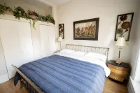 Large, Exquisitely Decorated in Heart of East Lakeview Near Wrigley & Lakefront - Apartments