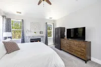 Air Conditioned 3200 sq/ft Home, New Decks & Hot Tub in the Pines. - 부티크