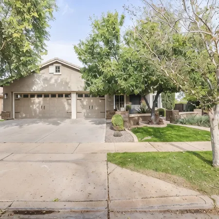 Very private, upgraded family friendly  getaway w/pool & luxurious hot tub!