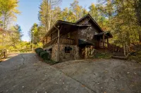 🌲Easy Paved Access🔥Fireplace❤️Great Privacy🏞️Across River🎇NearDowntown🙂 - 4-Star