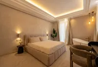 Luxe Double Apt w/ Pano View, Terrace, City Centre -  Apartamentos vacacionales