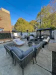 Cozy Oasis Mins to NYC Private Backyard Fireplace Grill  Firepit - Bathtub