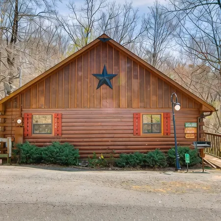 Cozy Cabin Retreat at the Entrance of National Park, HotTub, Secluded, Fireplace