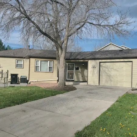Cozy home short walk to Old Town Arvada, parks, dinning and shopping