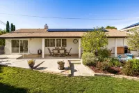 Private Hilltop Haven - Hot Tub/Game Room — 10mi to Beach & Legoland - 3-Star