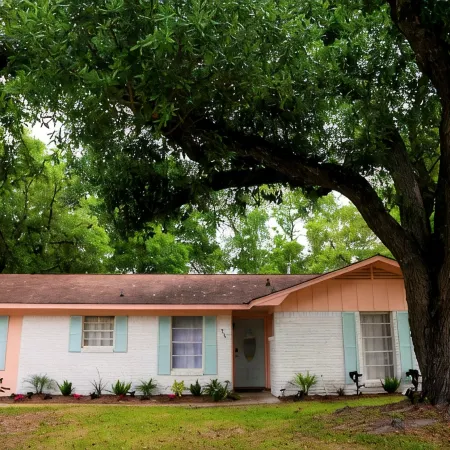 Charming cottage near beach: Fenced Yard, Firepit, Pets OK, King Bed - Sleeps 8