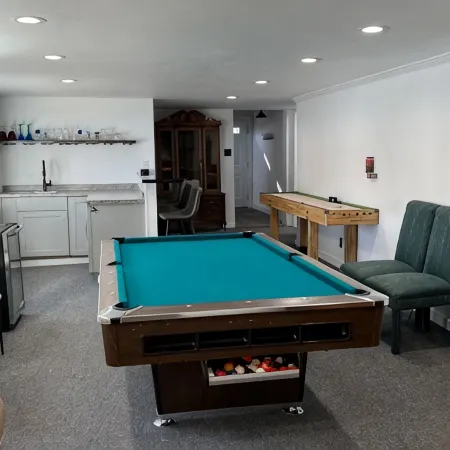 Waterfront home on Shasta Lake- Bar, Pool Table, Hot Tub, Boat Parking