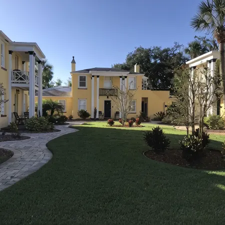 C6, Romantic apartment in city center, Flagler location, near beaches, parking!