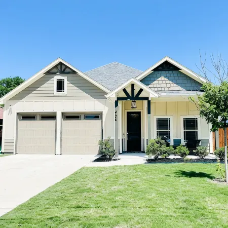 4 beds/ 3 bedrooms/ Family & Pet Friendly