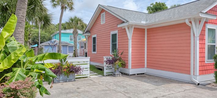 Couples love this sweet thing, just a block to the beach Hotels in Folly Beach
