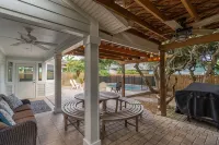 Steps to the beach, heated pool with guest house and courtyard - 4つ星